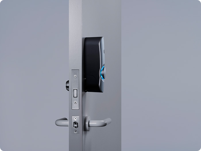 akerun入退室管理システムがドアに後付けで設置されているイメージ